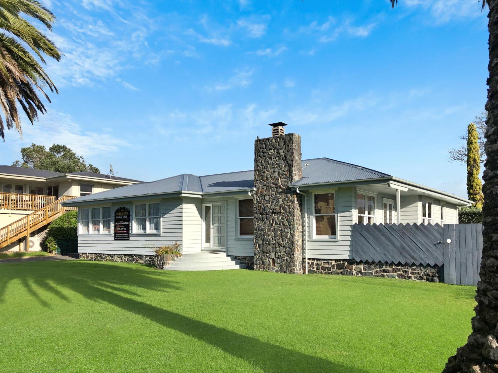 The Publican'S Palace Whitianga Exterior photo