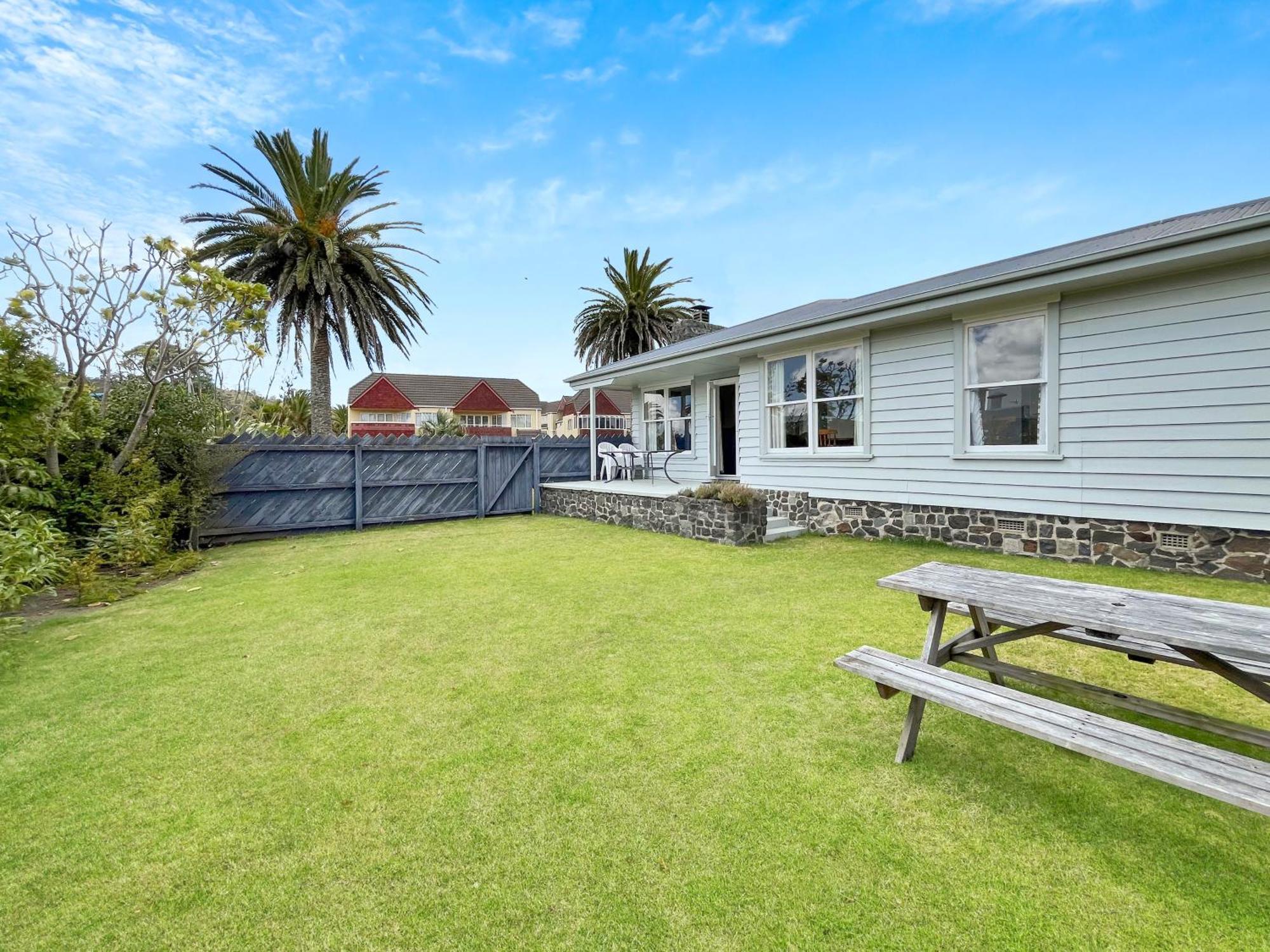 The Publican'S Palace Whitianga Exterior photo